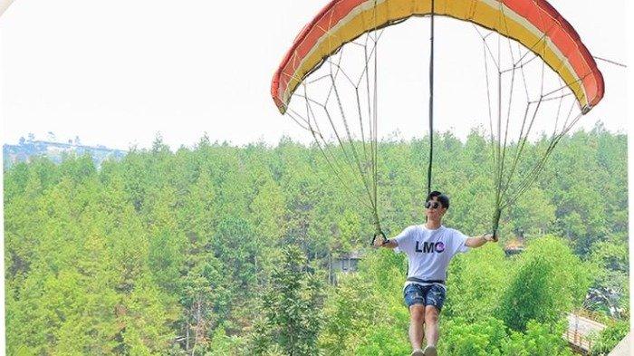 Ilustrasi wisata paragliding di Dago Dreampark.