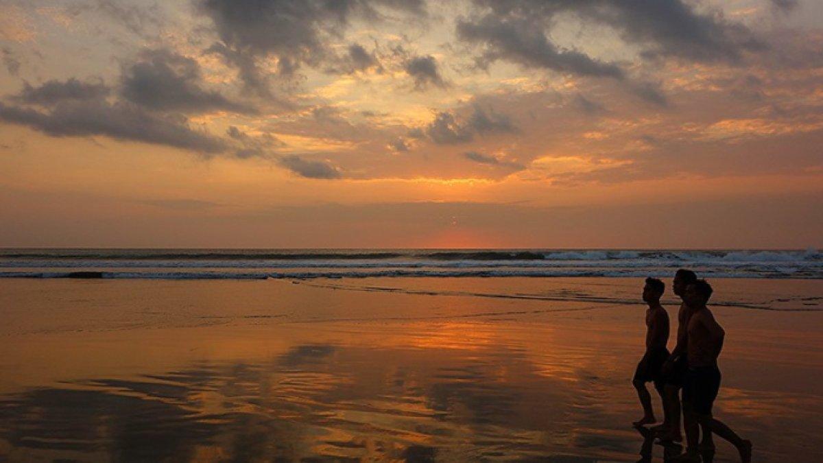 Ilustrasi suasana senja di Pantai Legian Bali.