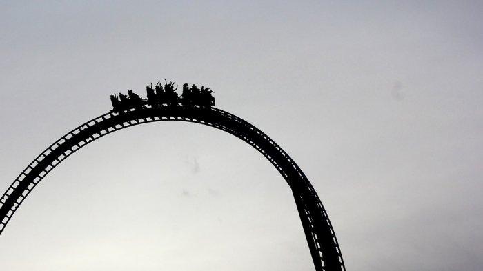 Ilustrasi wisatawan yang bermain roller coaster