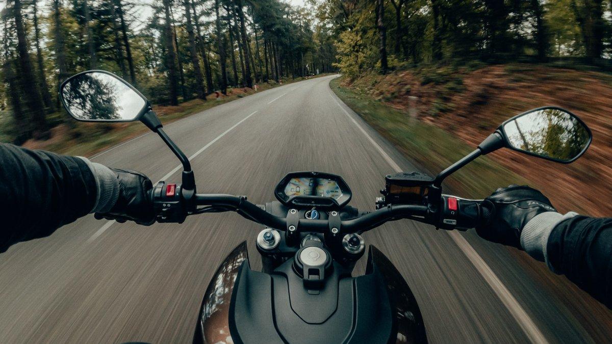 Ilustrasi wisatawan yang menjelajahi Bali naik motor sewaan. Temukan tempat rental motor terpercaya di Bali yang dekat dengan lokasi wisatamu.