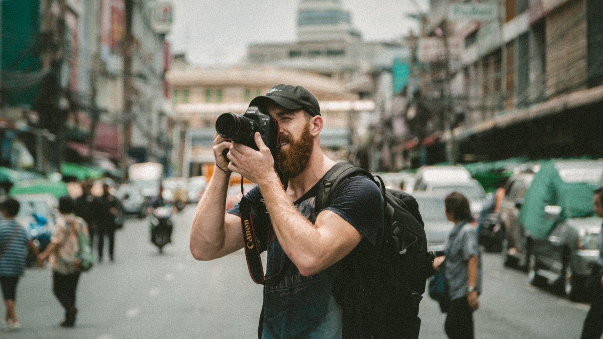 Ilustrasi wisatawan yang sedang liburan di Vietnam.