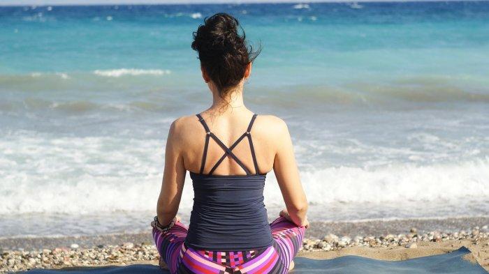 Ilustrasi yoga di pantai.