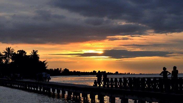 Pemandangan sunset di Pulau Tidung, Kepulauan Seribu