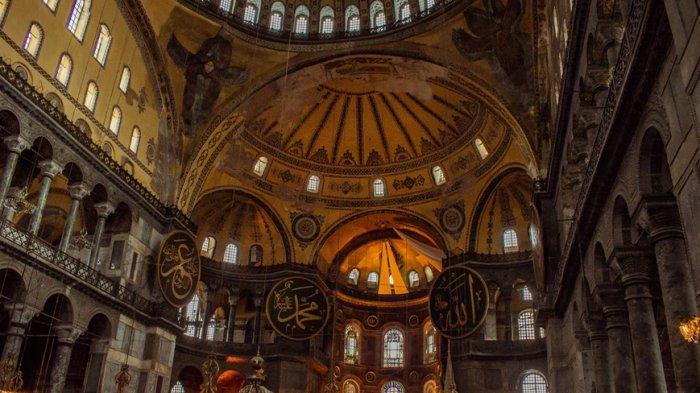 Hagia Sophia, satu tempat wisata hits di Istanbul Turki.