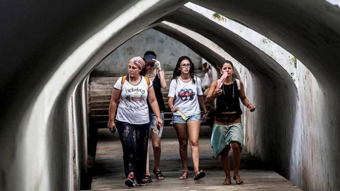 Wisatawan asing menyusuri lorong bawah tanah di kompleks Istana Air Taman Sari, Yogyakarta, Jumat (5/8/2016).