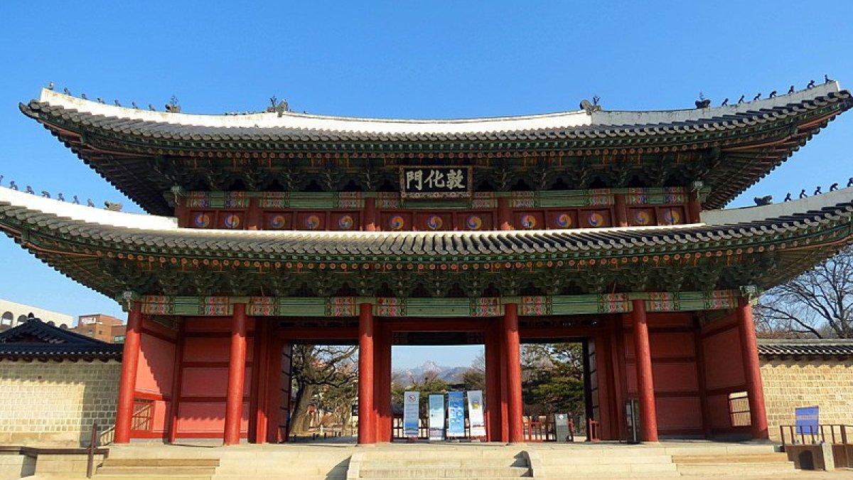 Istana Changdeokgung, satu tempat wisata terbaik di Seoul Korea Selatan buat menyaksikan keindahan bunga sakura.