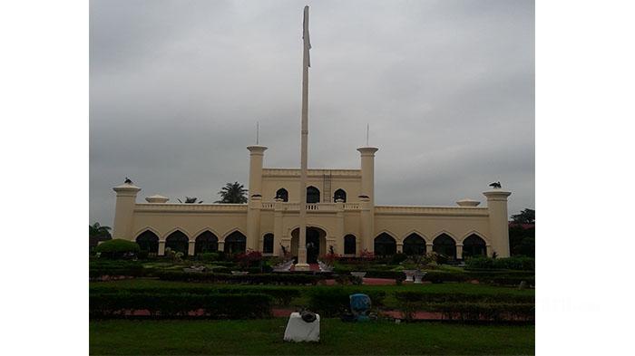 Istana Siak, satu tempat wisata terbaik di Siak Riau yang wajib dikunjungi.