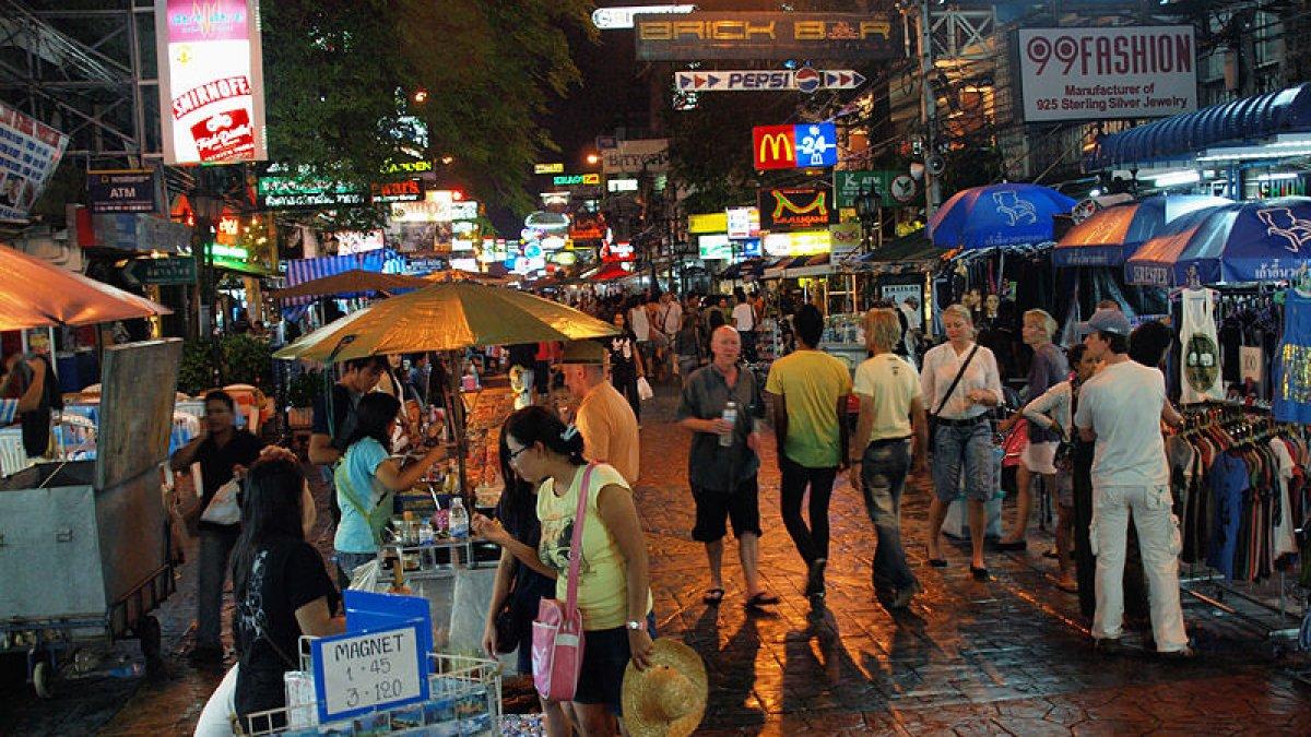 Jalan Khao San, satu tempat belanja hits di Bangkok Thailand