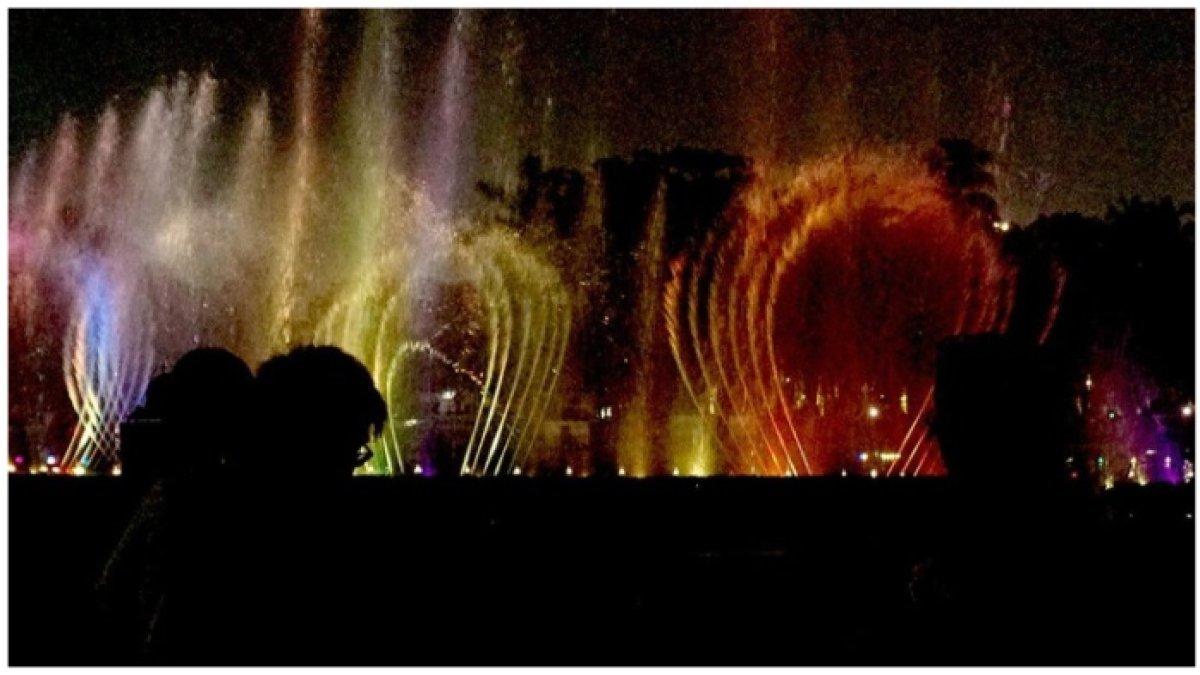 Pertunjukan air mancur menari di Monas.