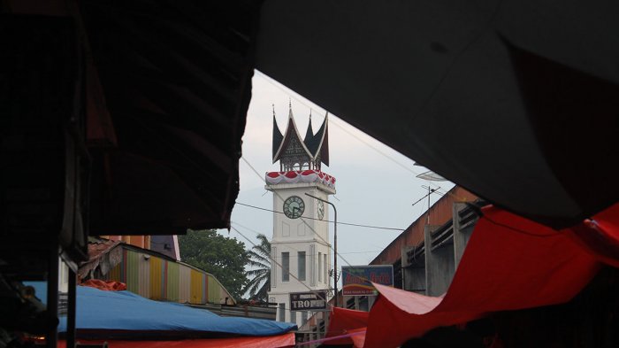 Jam Gadang terlihat dari Pasa Ateh, Bukittinggi, Sumatera Barat.