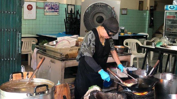 Jay Fai yang sedang memasak makanan