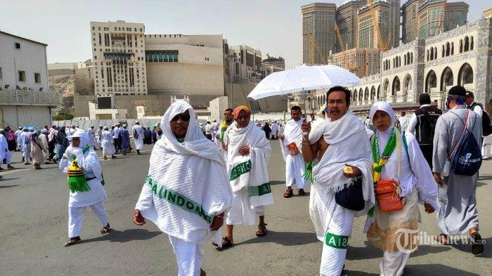 Jemaah bersiap untuk melaksanakan ibadah Salat Jumat di Masjidil Haram, Makkah, Arab Saudi, Jumat (26/7/2019).
