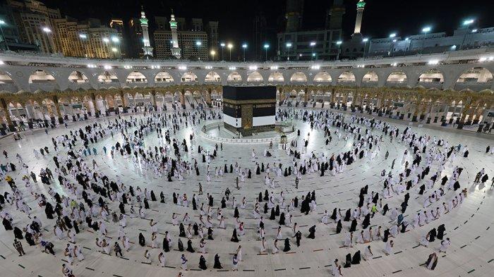 Jemaah umrah mengelilingi Kabah di Masjidil Haram, Mekkah, Arab Saudi pada 17 Juli 2021.