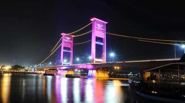 Jembatan Ampera.