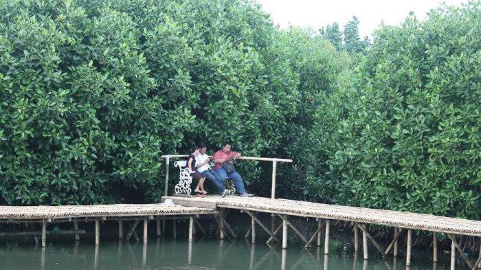 Jembatan Cinta di Taman Mini Maerokoco, Semarang, Jawa Tengah.