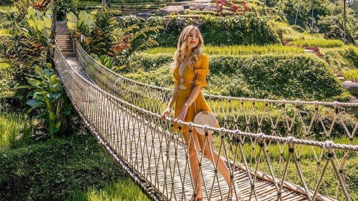 Jembatan gantung di Alas Harum Bali.