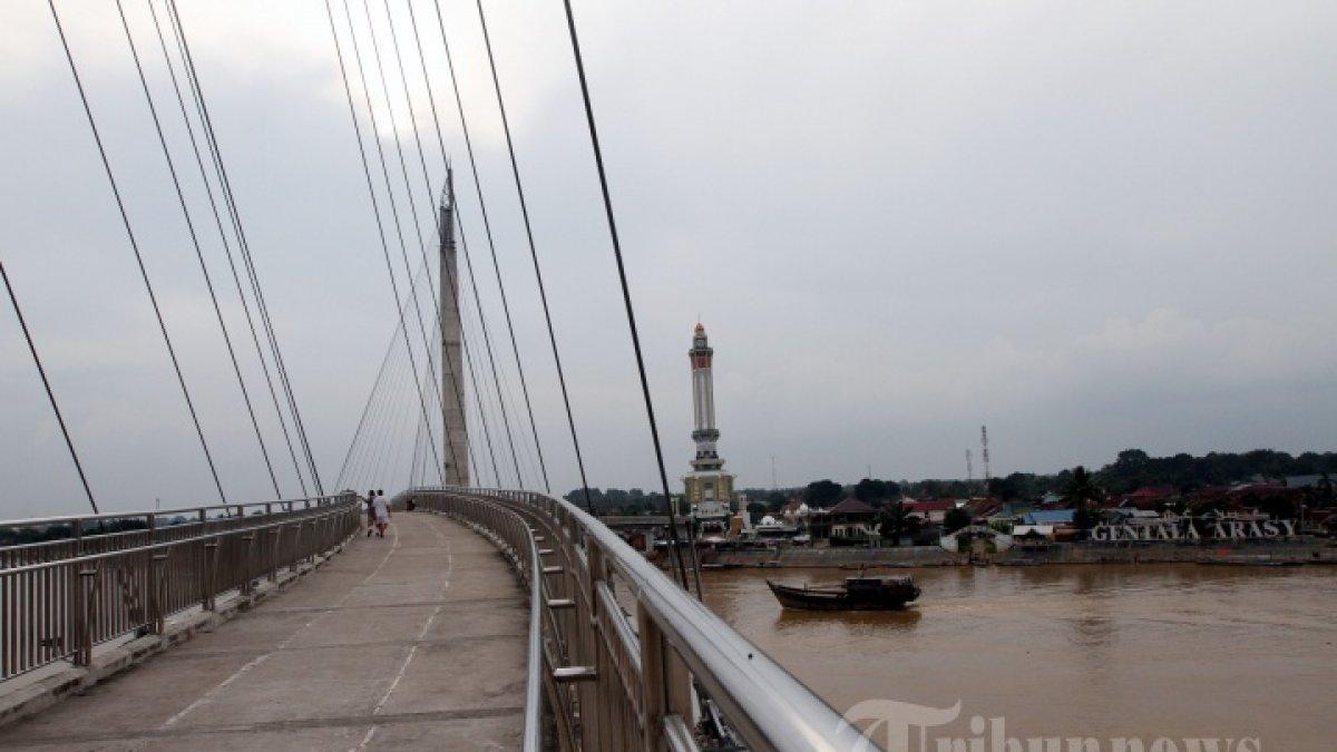 Jembatan Gentala Arasy merupakan Jembatan Pedestrian yang menghubungkan Kota Seberang Jambi dengan Menara Gentala Arasy yang kini menjadi ikon baru Kota Jambi. Lokasinya dekat hotel hingga tempat sewa motor.