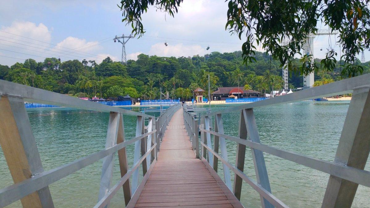 Jembatan ini menghubungkan pulau kecil di tengah laut dengan Pulau Sentosa Singapura