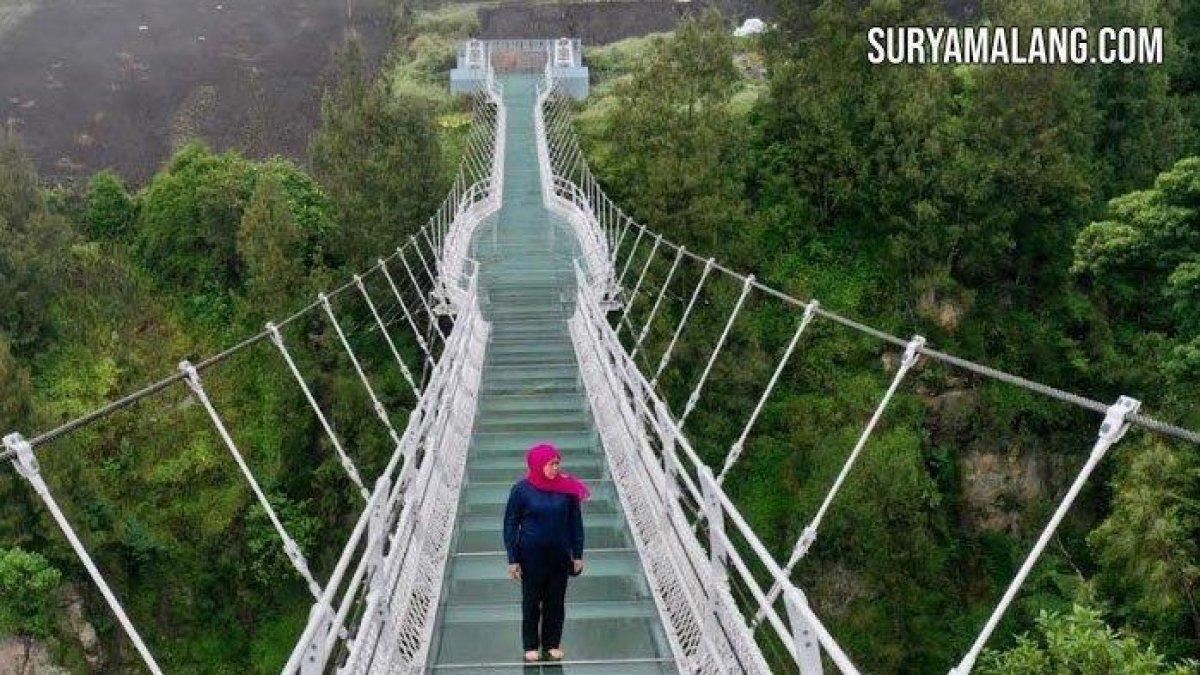 Gubernur Jawa Timur Khofifah Indar Parawansa menikmati spot wisata baru di Gunung Bromo yaitu Jembatan Kaca Seruni Point, yang berada di kawasan Taman Nasional Bromo Tengger Semeru (TNBTS), Probolinggo, Rabu (15/2/2023).