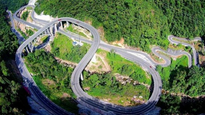 Jembatan Kelok 9 di Sumatera Barat.