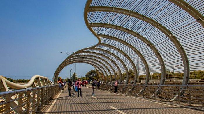 Jembatan yang instagramable di Pantai Boom Banyuwangi.