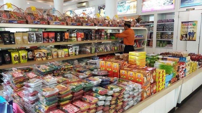 Potret etalase di sentra penjualan jenang Mubarok di Jalan Sunan Muria Nomor 33 Kudus, Senin (25/3/2024).
