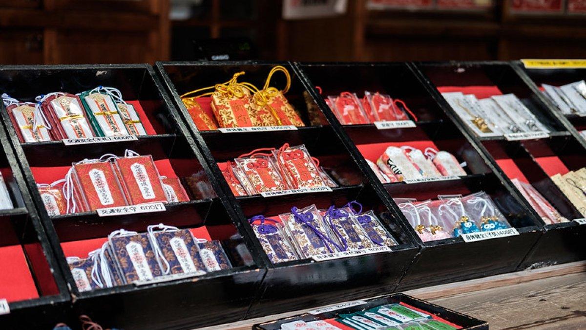 Seperti banyak wihara dan tempat suci lainnya di seluruh Jepang, Kuil Gunung Takao menjual omamori. Jimat yang diberkati ini dimaksudkan untuk membimbing atau melindungi pembawanya.