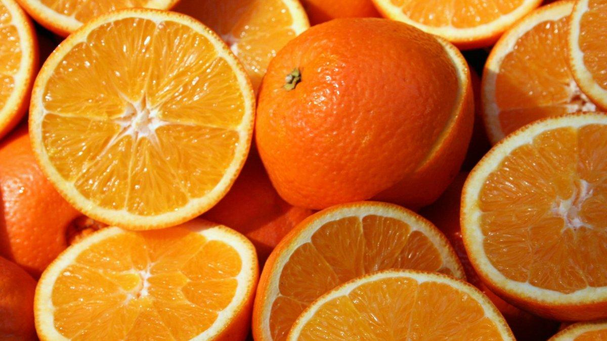 Ilustrasi buah jeruk yang kaya vitamin C.