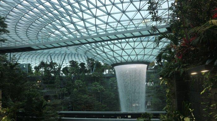 Jewel Changi Airport, satu tempat wisata gratis di Singapura yang bisa kamu kunjungi saat malam hari.