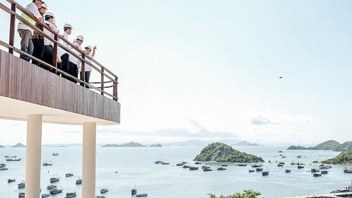 Presiden Joko Widodo (Jokowi) didampingi Menteri PUPR Basuki Hadimuljono, Menteri Pariwisata dan Ekonomi Kreatif Wishnutama Kusubandio, Menteri BUMN Erick Thohir, dan Menteri Perhubungan Budi Karya Sumadi, meninjau Pusat Industri Kreatif Puncak Waringin, di Labuan Bajo, NTT, Senin (20/1/2020).