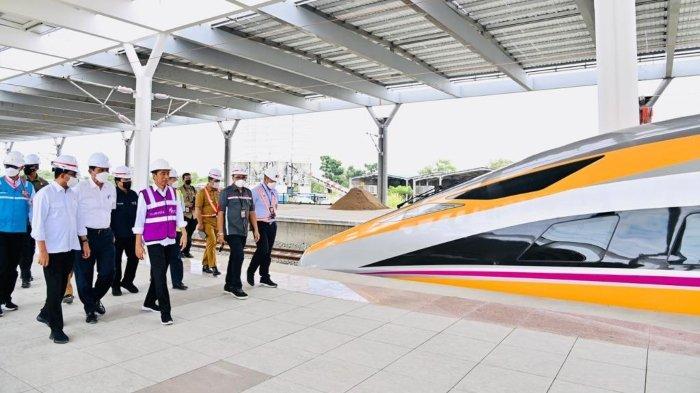 Presiden RI Joko Widodo saat meninjau progres pembangunan proyek kereta cepat Jakarta-Bandung di Stasiun Tegalluar, Kabupaten Bandung, Jawa Barat, pada Kamis (13/10/2022).