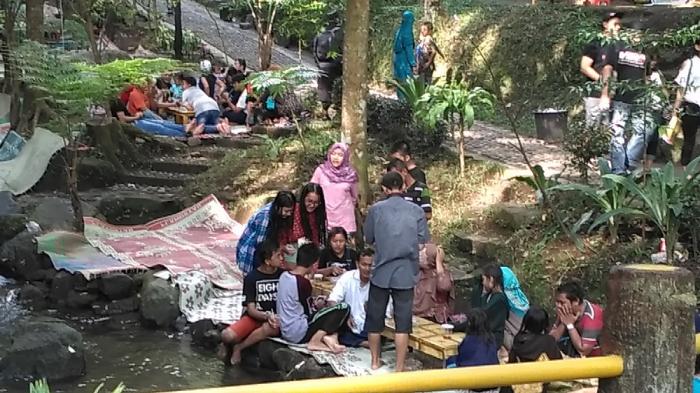 Wisata kuliner di sekitar sungai air terjun Jumog, Selasa (12/6/2016) pagi.