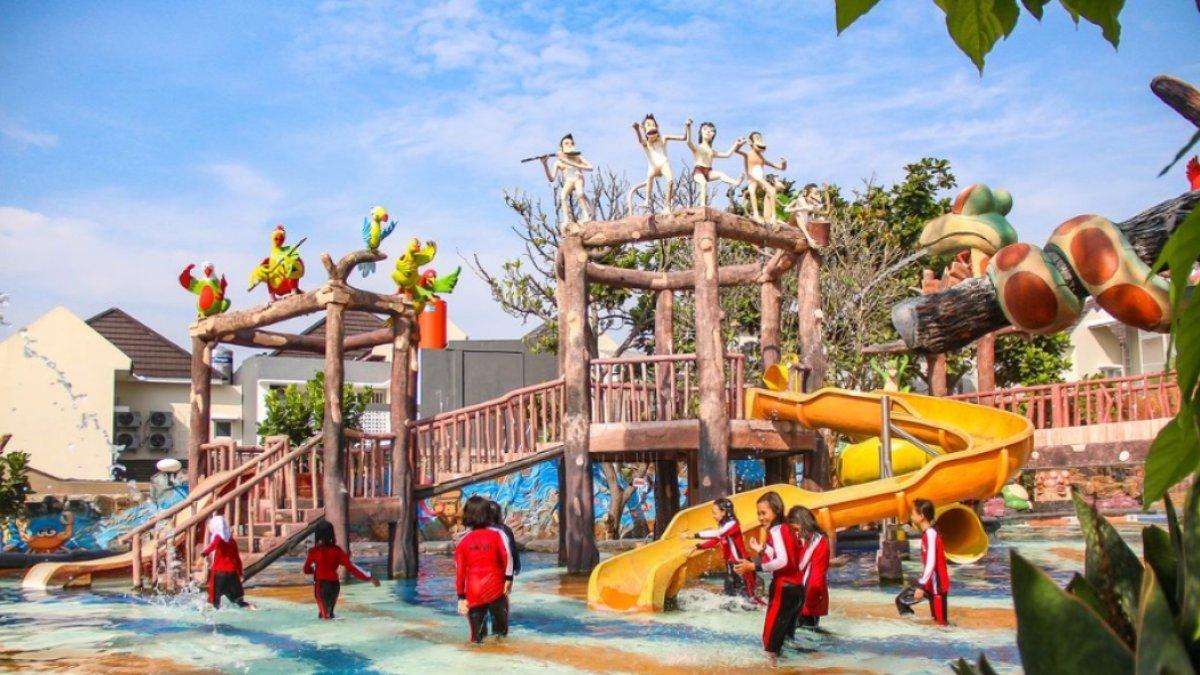 Jungle Toon Waterpark, tempat wisata di Semarang yang menghadirkan kolam renang dan taman air.