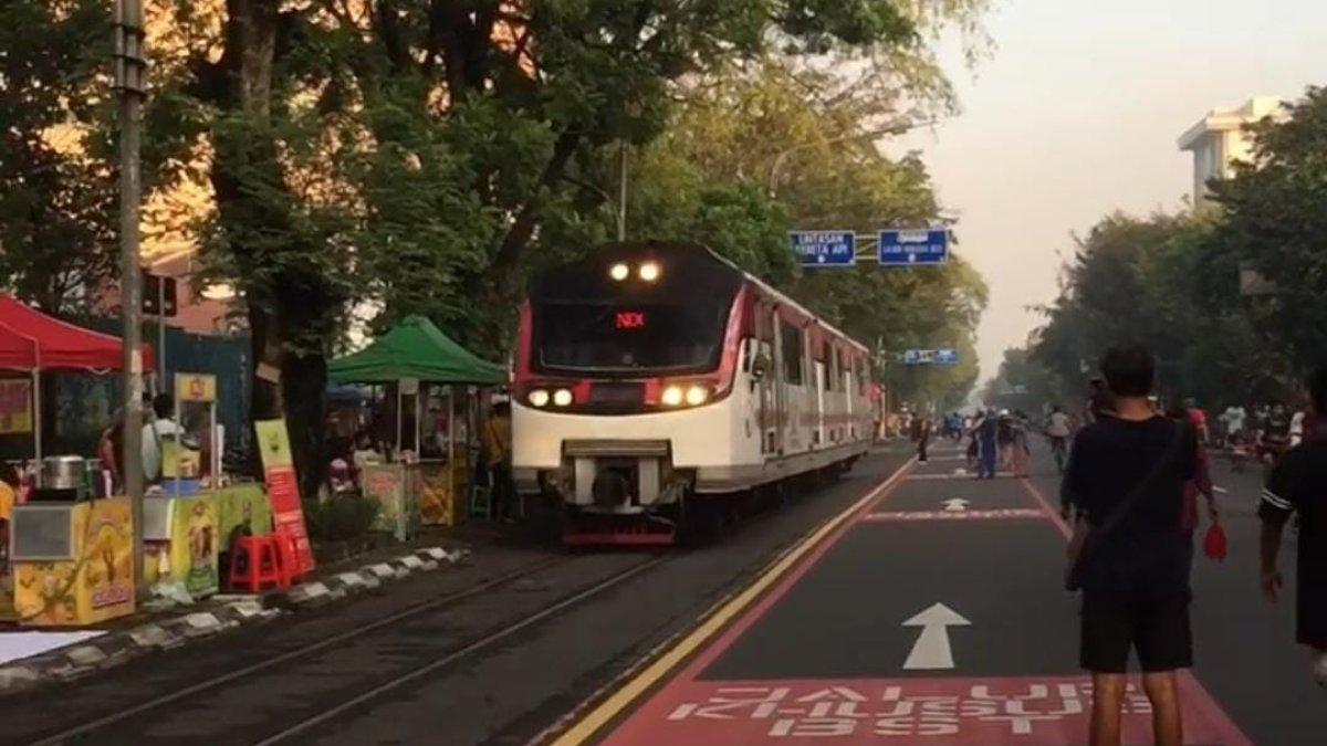 Kereta Api Batara Kresna yang melintas di Jalan Slamet Riyadi Solo saat Car Free Day beberapa waktu lalu.