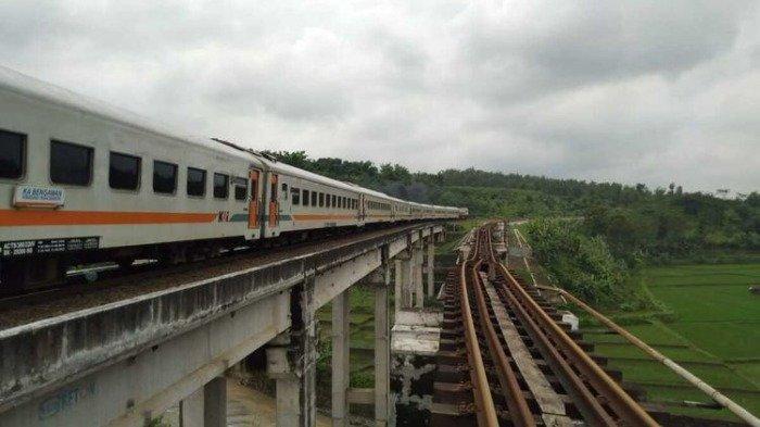 KA Bengawan menjadi KA pertama yang melintas jembatan antara Linggapura-Bumiayu, Kabupaten Brebes, Jawa Tengah.