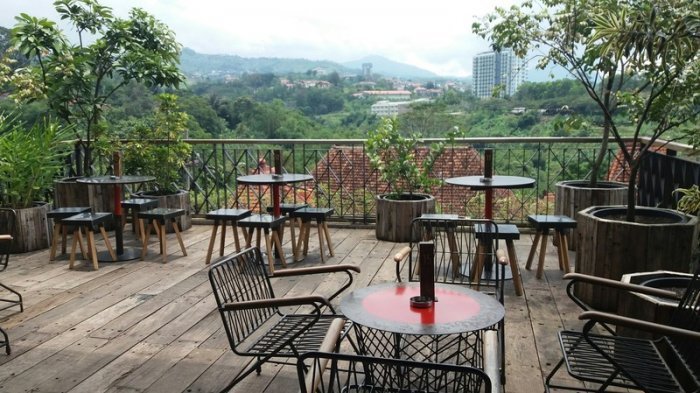 Suasana di Kafe The Parlor, Dago Pakar, Bandung, yang berkonsep alam.