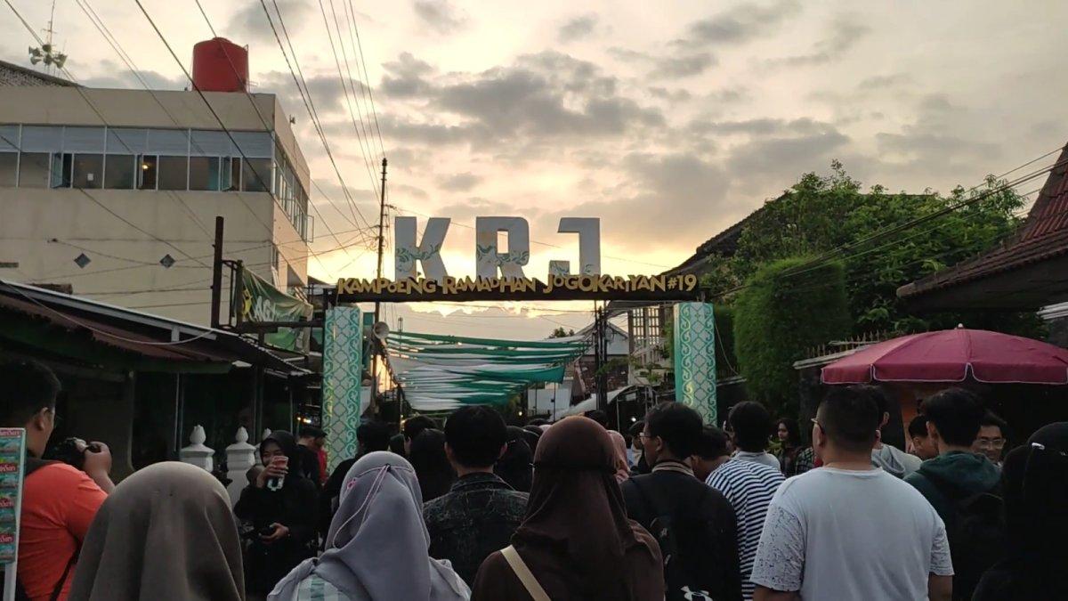 Kampoeng Ramadhan Jogokariyan, tempat ngabuburit di Jogja untuk berburu takjil dan buka puasa gratis selama Ramadhan.