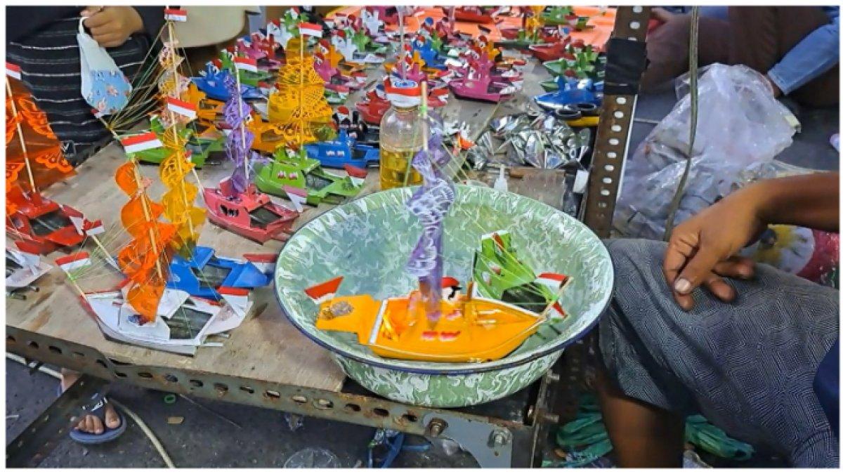Mainan kapal-kapalan di Pasar Dugderan Semarang.
