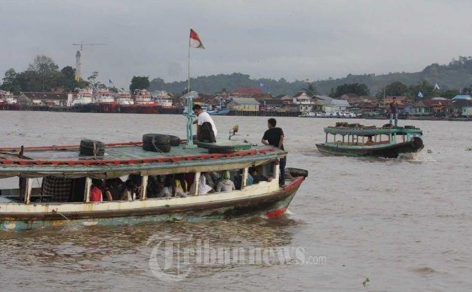 Sejumlah warga naik kapal kelotok dari dermaga penyeberangan wilayah Pasar Pagi Jalan Gajah Mada, menuju Samarinda Seberang melalui perairan Sungai Mahakam Samarinda, Kaltim, Selasa (19/11).