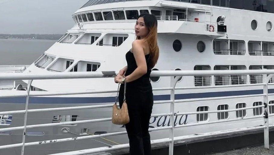 Wisatawan yang berfoto dengan latar kapal pesiar di Surabaya North Quay, Surabaya, Jawa Timur.