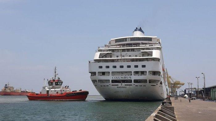 Kapal pesiar MV Columbus saat bersandar di dermaga pelabuhan Tanjung Emas Semarang, Jumat (13/3/2020).
