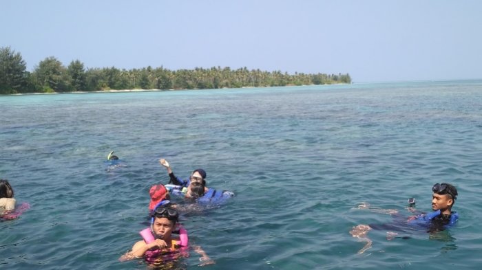 Wisawatan snorkeling di sebuah spot di Pulau Menjangan Besar, Karimunjawa, Kamis (26/8/2018).