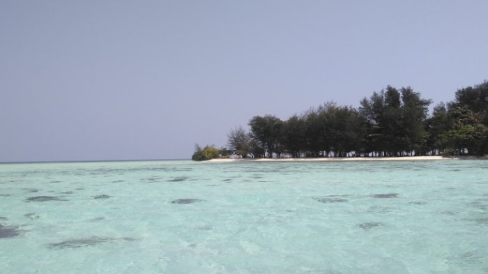 Keindahan Pulau Cemara Kecil, Kep Karimunjawa yang jadi lokasi para wisatawan beristirahat sekaligus makan siang usai snorkeling, Kamis (26/7/2018).
