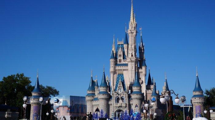 Kastil Cinderella di Disney World. Sepasang suami istri nekat menjual rumah mereka untuk pindah ke Florida agar lebih dekat dengan Disney World.