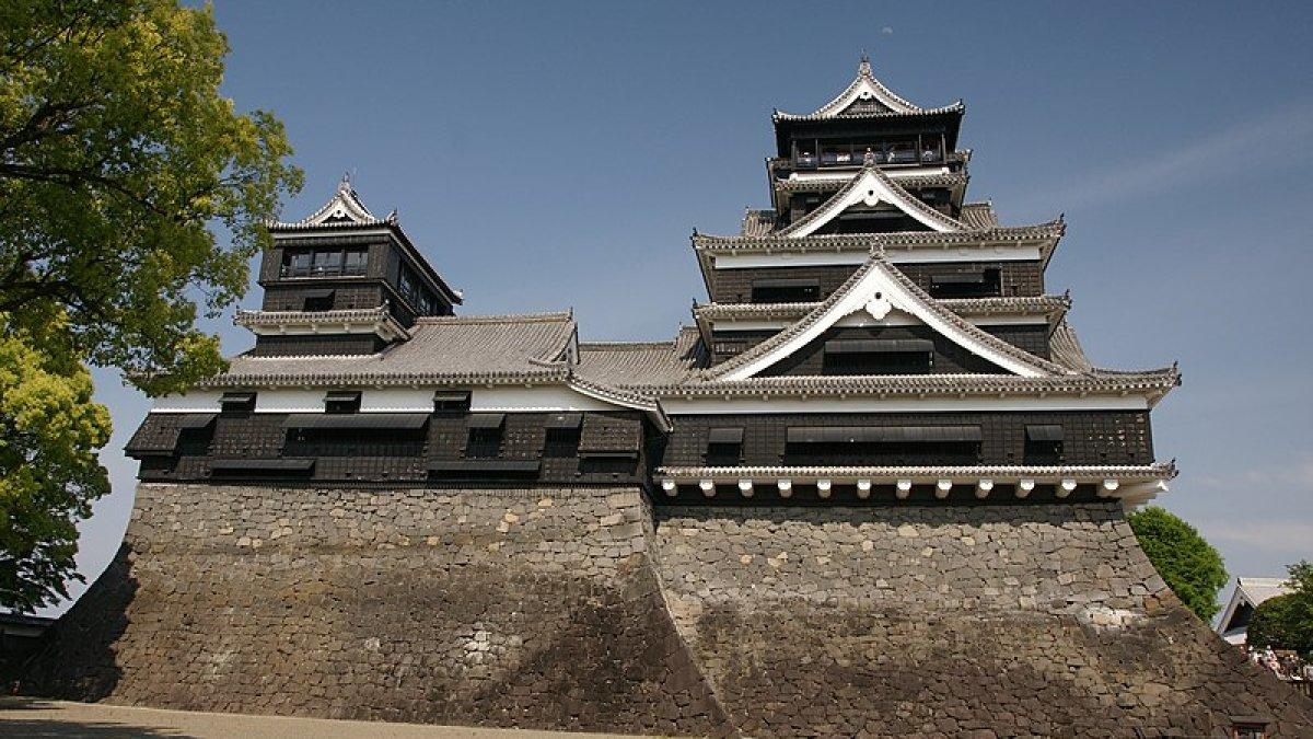 Kastil Kumamoto, satu kastil terbaik di Jepang yang wajib kamu jelajahi saat liburan ke sana.