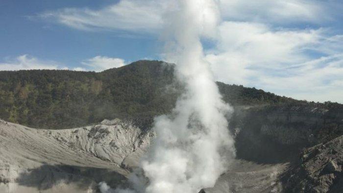 Kawah aktif di Gunung Tangkuban Parahu, Jawa Barat.