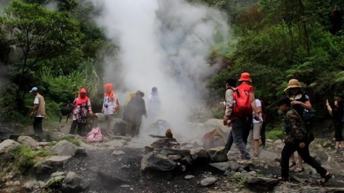 Wisatawan berkumpul di Kawah Hujan yang termasuk di area Taman Wisata Alam Kawah Kamojang, Desa Laksana, Kecamatan Ibun, Kabupaten Bandung, Jawa Barat.