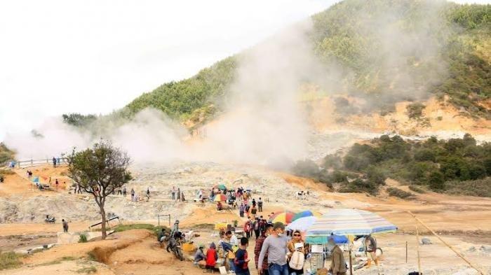 Kawah Sikidang, tempat wisata di Dieng.