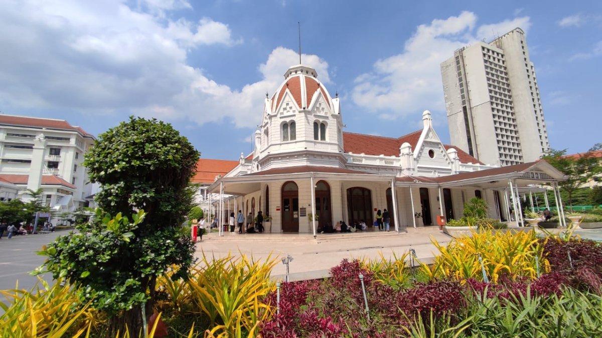Potret Alun-alun Surabaya, tempat wisata di Surabaya.
