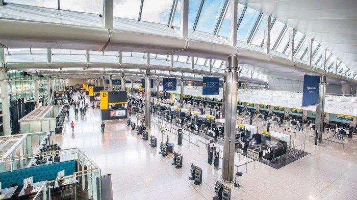Kawasan Bandara Heathrow London, Inggris. Petugas pemadam kebakaran dan layanan darurat langsung melakukan evakuasi besar-besaran usai penumpang jatuh sakit gegara muncul asap di dalam pesawat